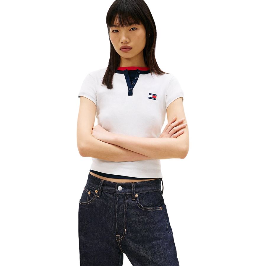 T-shirt a maniche corte da donna Tommy Badge slim fit con collo Henley Tommy Jeans | DW0DW22276YBL